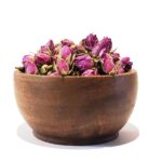 غنچه گل محمدی خشک در کاسه چوبی