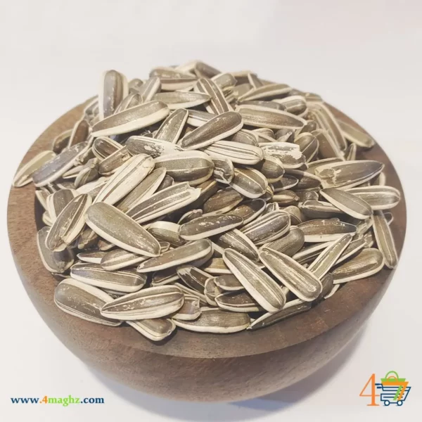 تخم آفتاب گردان S300 در کاسه