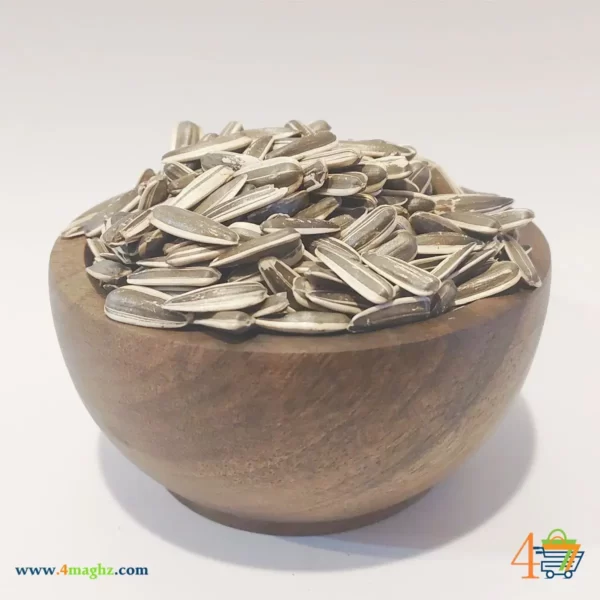 تخم آفتاب گردان S300 در کاسه چوبی